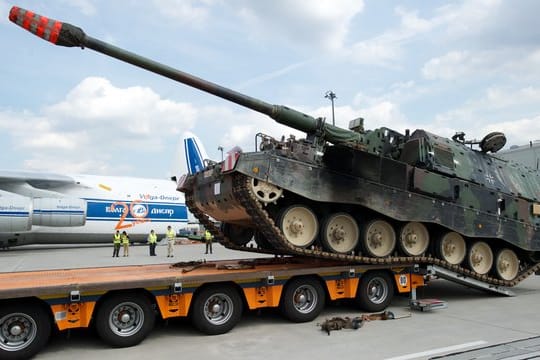 Eine Panzerhaubitze 2000 des deutschen Rüstungsunternehmens Krauss-Maffei Wegmann wird verladen.