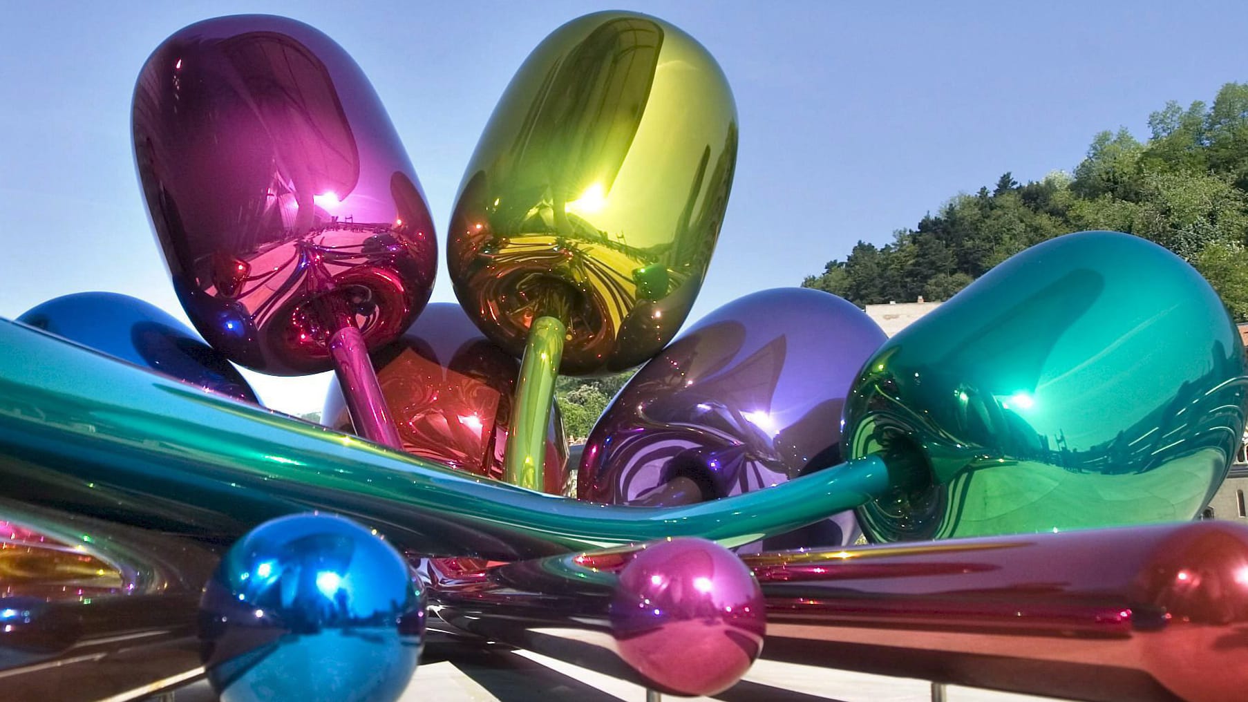 Jeff Koons "Tulpenstrauß": Der US-Künstler will das Kunstwerk Paris als Zeichen der Solidarität in Gedenken an die Terroranschläge in Frankreich schenken und stößt damit auf scharfe Kritik.