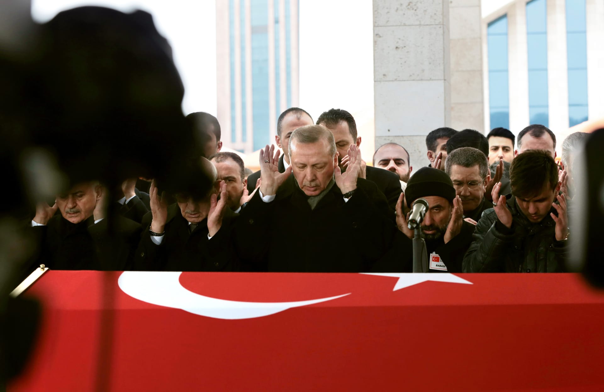 Der türkische Präsident Recep Tayyip Erdogan: Er betet am 23.01.2018 beim Begräbnis von Sergeant Musa Ozalkan, dem ersten türkischen Gefallenen bei der Operation Olivenzweig.