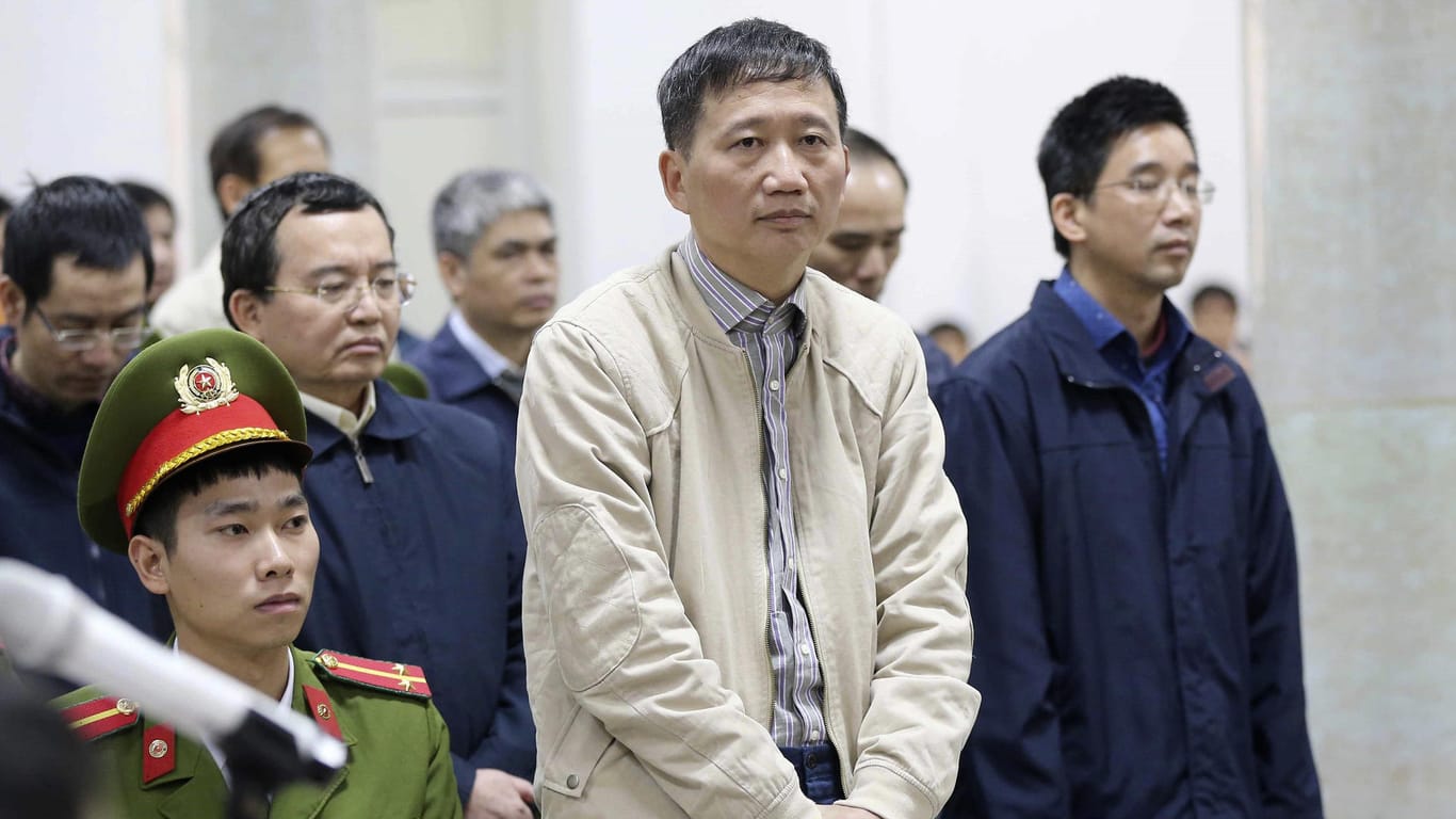 Der angeklagte Geschäftsmann Trinh Xuan Thanh (M) vor dem Gericht in Hanoi.
