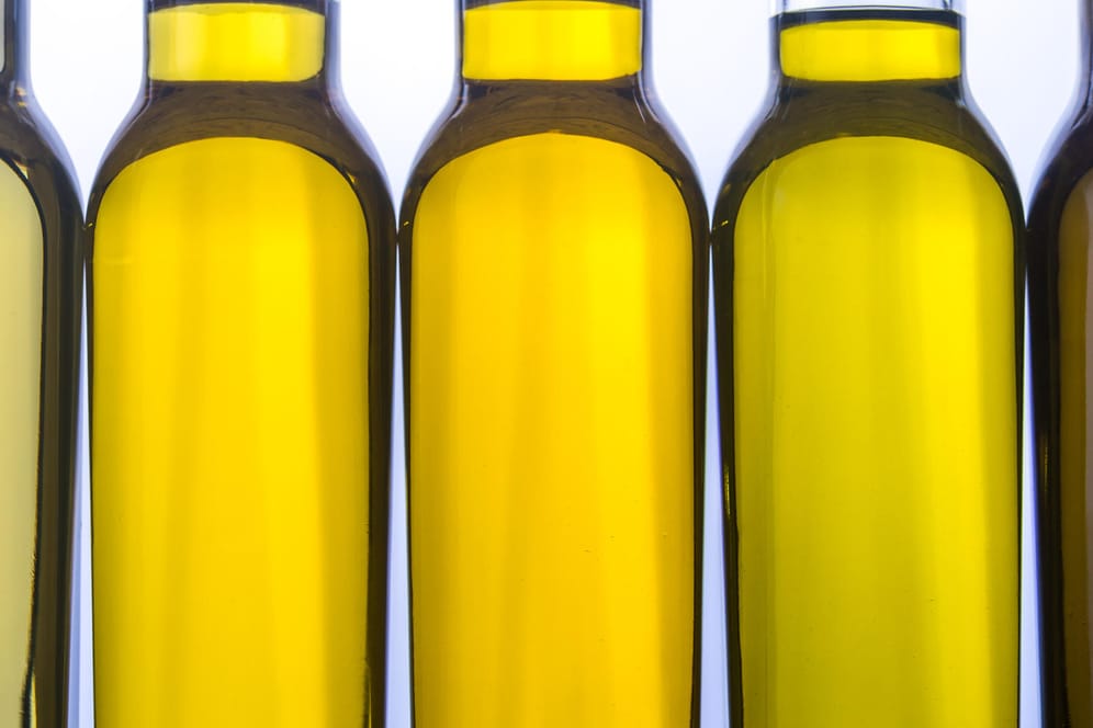 Olivenöl: Die drei mit "gut" bewerteten Olivenöle, die noch auf dem Markt zu bekommen sind, kosten mindestens 24 Euro pro Liter.
