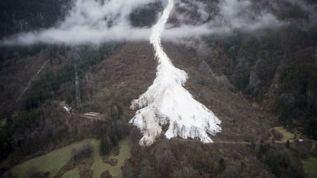 Nach heftigem Schneefall geht eine Lawine bei Gurtnellen im Kanton Uri ab. Nach heftigem Schneefall geht eine Lawine bei Gurtnellen im Kanton Uri ab.