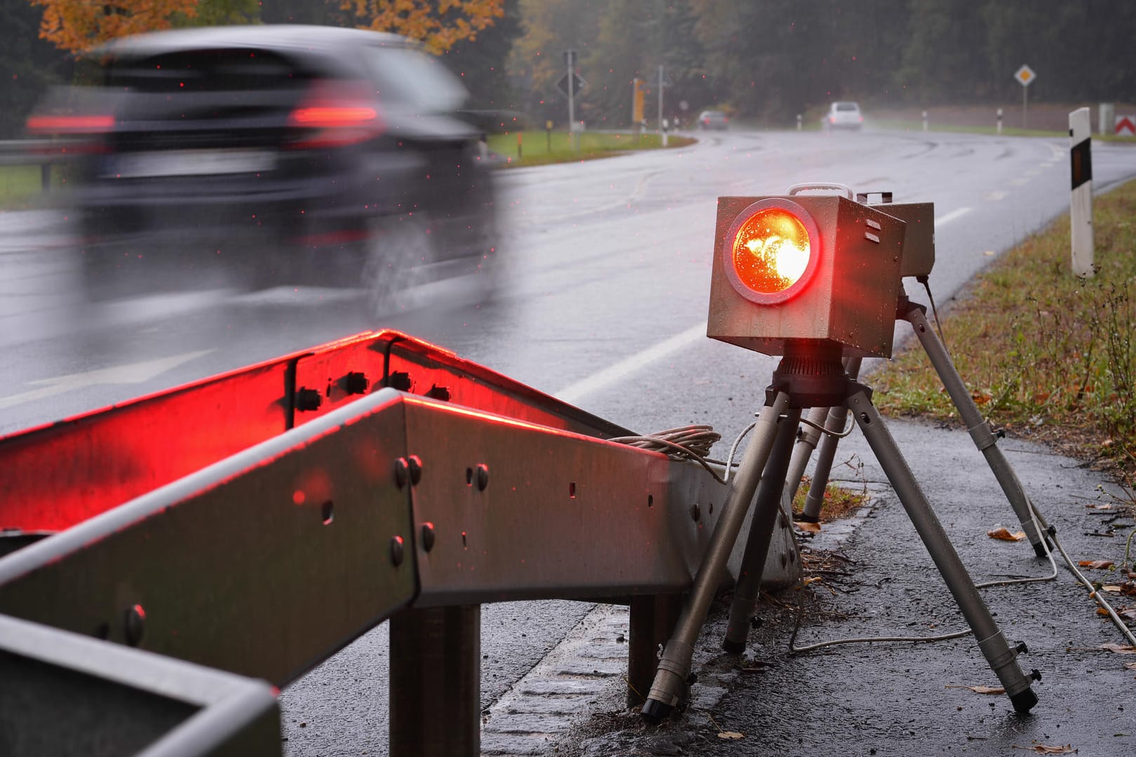 Ein mobiles Blitzgerät: Die Polizeigewerkschaft fordert höhere Bußgelder für Raser.