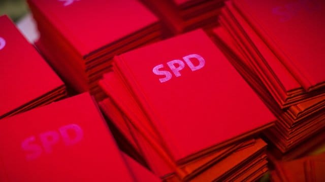 Neue Parteibücher der SPD liegen in der Geschäftsstelle des Landesverbandes in Berlin.