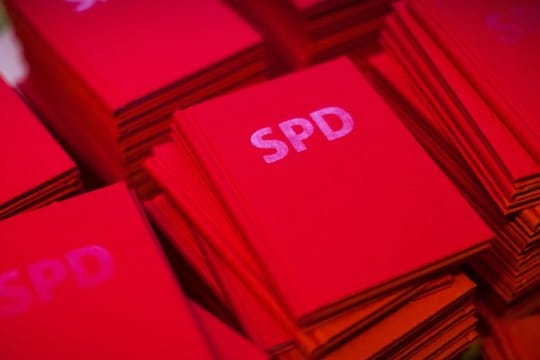 Neue Parteibücher der SPD liegen in der Geschäftsstelle des Landesverbandes in Berlin.
