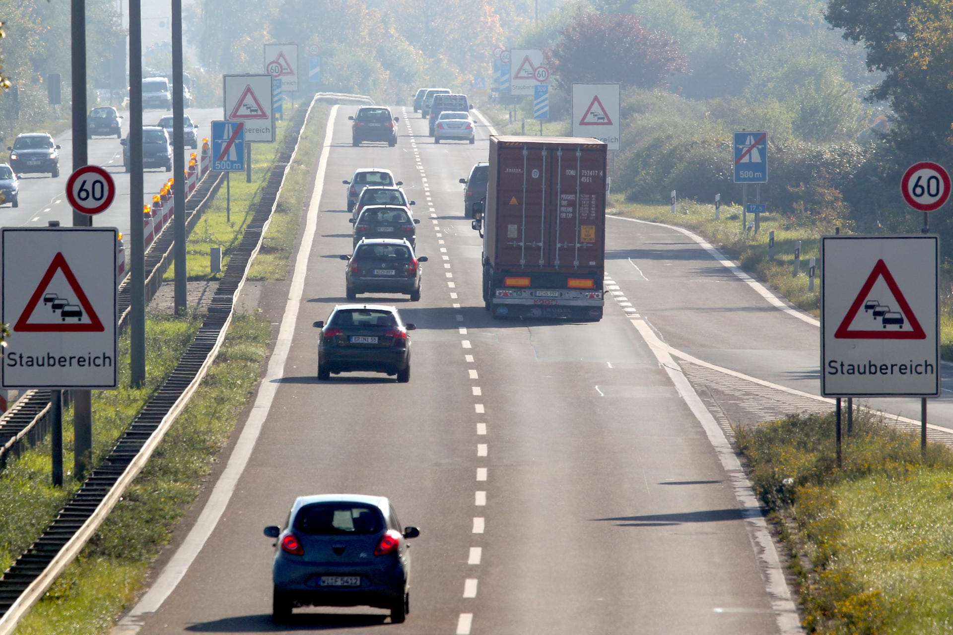 Blick auf die A73 zwischen Bamberg und Nürnberg: Dort begann in der Nacht die Verfolgungsjagd zwischen Polizei und einem Lkw.