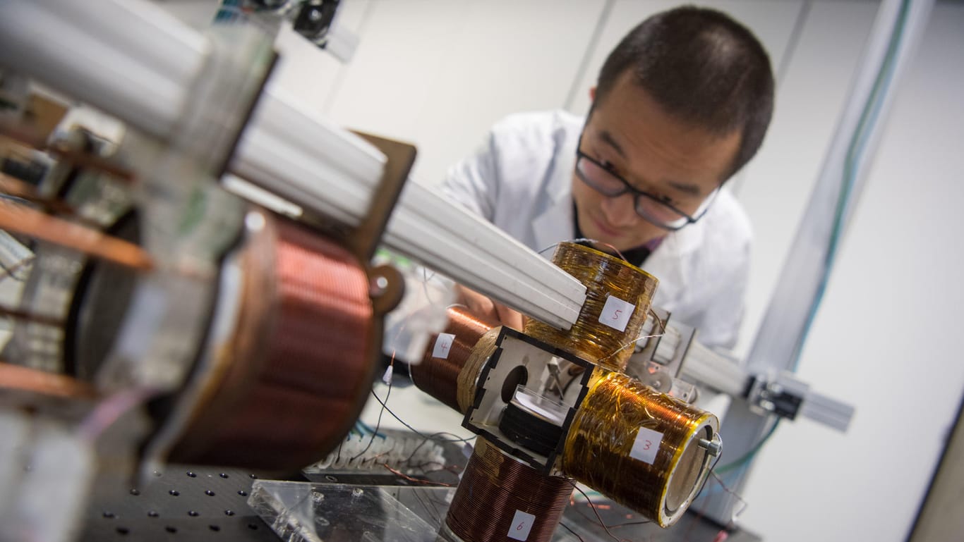 Der Wissenschaftler Wenqi Hu arbeitet an der Studie in einem Labor im Max-Planck-Institut für Intelligente Systeme.