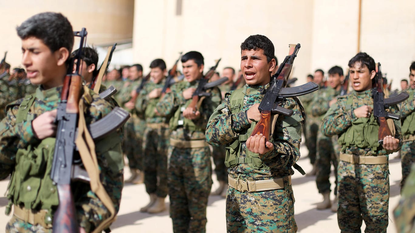 Kämpfer der Syrischen Demokratischen Kräfte: Auf ihrer Seite sollen auch Freiwillige aus Deutschland gegen die türkische Armee kämpfen.