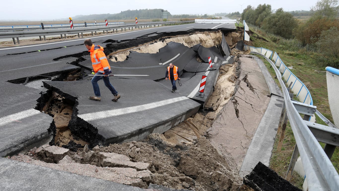Das abgesackte Autobahnteilstück der A20: An der Trebeltalbrücke bei Tribsees (Mecklenburg-Vorpommern) begutachten Fachleute im Oktober 2017 den abgesperrten Bereich.