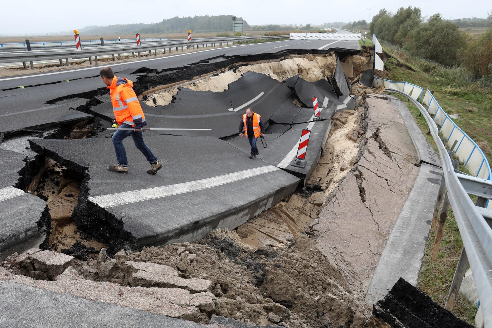 Das abgesackte Autobahnteilstück der A20: An der Trebeltalbrücke bei Tribsees (Mecklenburg-Vorpommern) begutachten Fachleute im Oktober 2017 den abgesperrten Bereich.