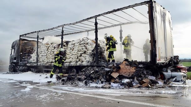 Das ausgebrannte Lkw-Wrack auf der A38: Bei Heringen kam es zu einem tödlichen Unfall. Das ausgebrannte Lkw-Wrack auf der A38: Bei Heringen kam es zu einem tödlichen Unfall.