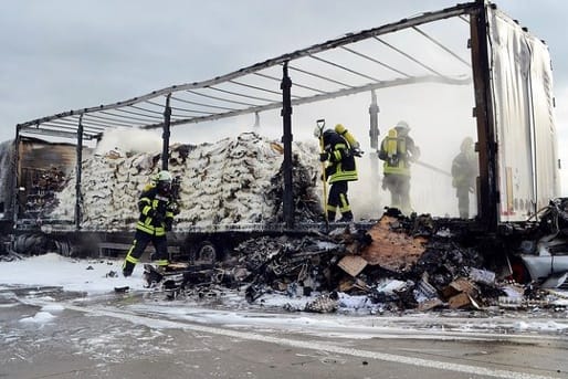 Das ausgebrannte Lkw-Wrack auf der A38: Bei Heringen kam es zu einem tödlichen Unfall.