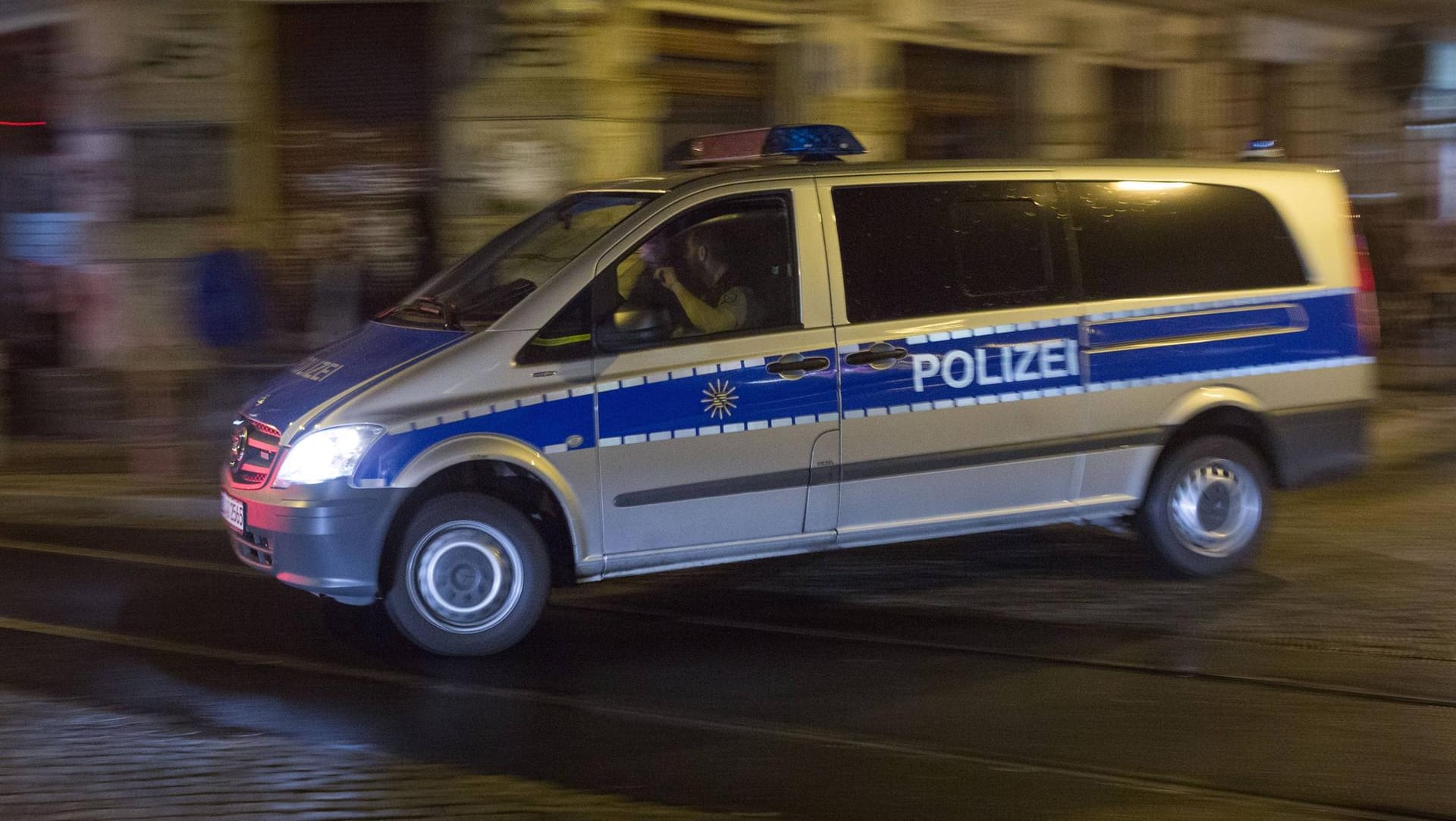 Erfolg in Dresden: Ermittler haben nach einer Hunde-Attacke auf eine Äthiopierin die beiden Tatverdächtigen gefunden. Erfolg in Dresden: Ermittler haben nach einer Hunde-Attacke auf eine Äthiopierin die beiden Tatverdächtigen gefunden.