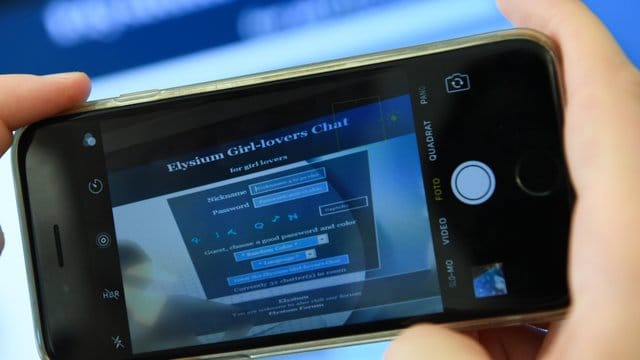 Login-Seite einer Kinderpornografie-Plattform auf einem Smartphone.