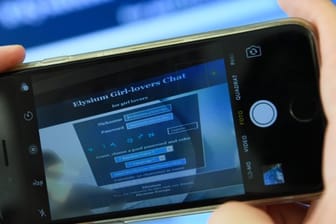 Login-Seite einer Kinderpornografie-Plattform auf einem Smartphone.