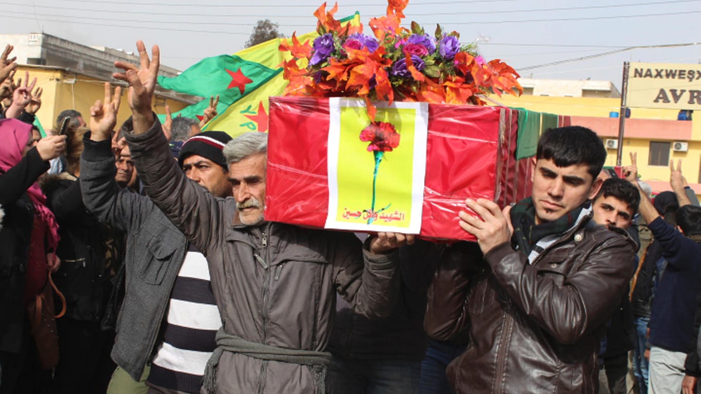 Trauernde Kurden tragen in Afrin (Syrien) Särge mit Opfern eines türkischen Angriffs auf die syrische Stadt: Viele Kurden fühlen sich von den USA verraten und sehen sich von Russland im Stich gelassen.
