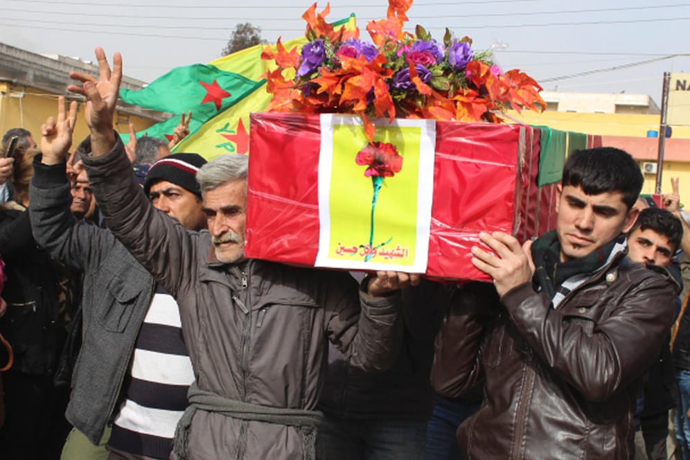 Trauernde Kurden tragen in Afrin (Syrien) Särge mit Opfern eines türkischen Angriffs auf die syrische Stadt: Viele Kurden fühlen sich von den USA verraten und sehen sich von Russland im Stich gelassen.