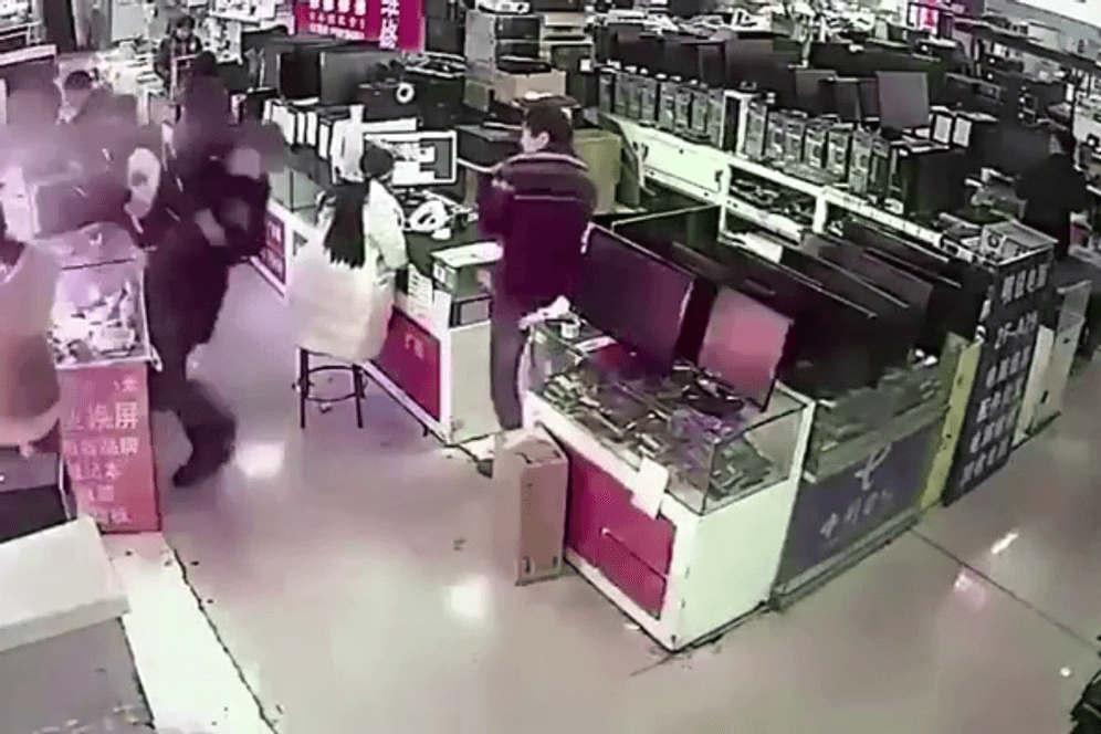Screenshot aus dem Video: Hier explodiert gerade ein Handy-Akku mitten im Laden