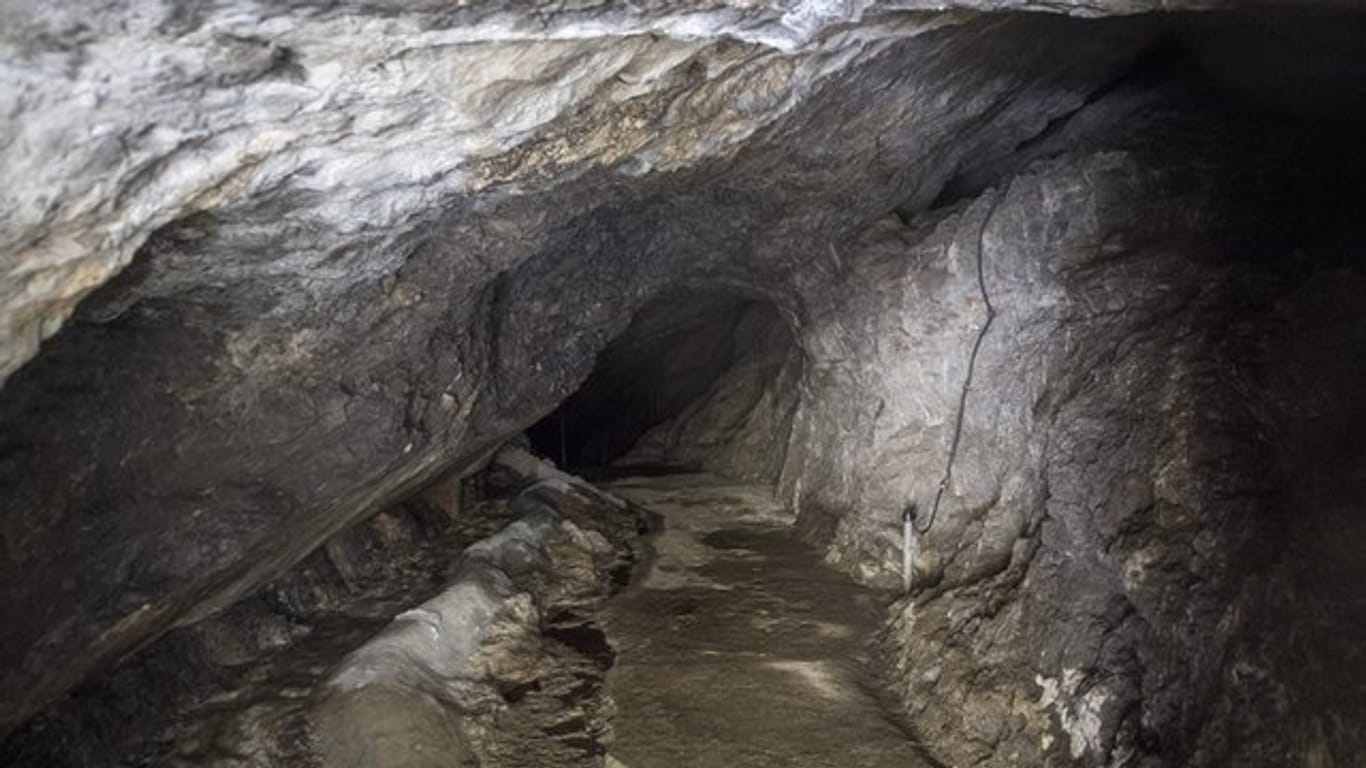 Eingang zur Höhle Hölloch: Seit Sonntag ist eine Touristengruppe hier wegen eines Wassereinbruchs eingeschlossen.