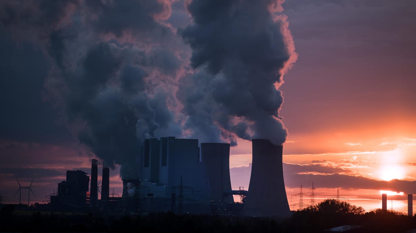 Dampf steigt aus den Schornsteinen des Braunkohlekraftwerks Neurath auf: Nicht nur der schleppende Kohleausstieg lässt Deutschland das Treibhausgas-Budget überschreiten.