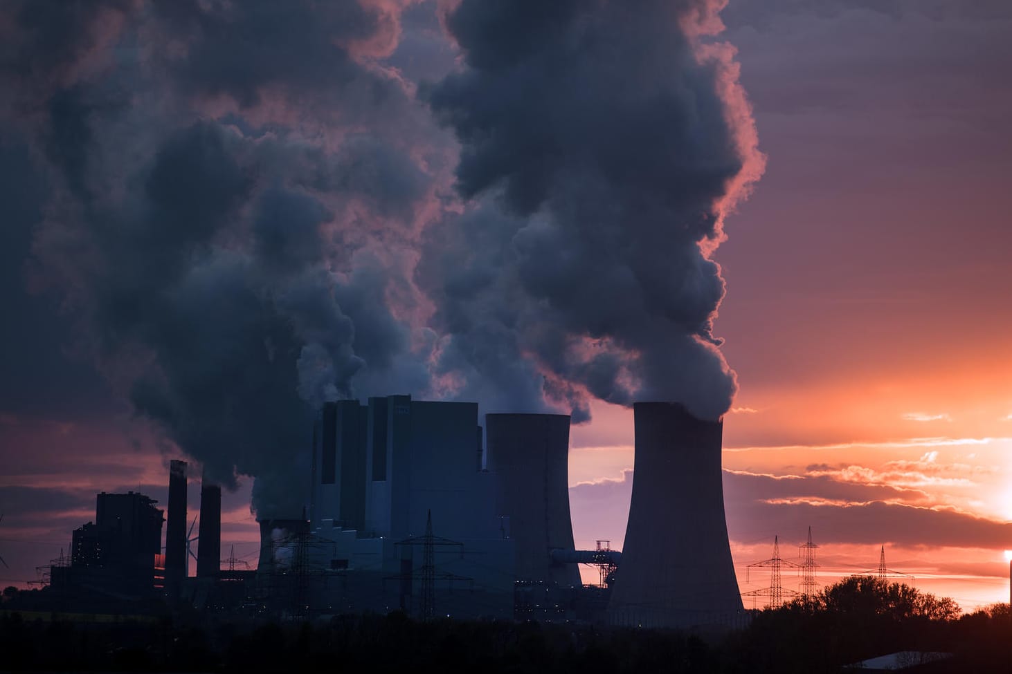 Dampf steigt aus den Schornsteinen des Braunkohlekraftwerks Neurath auf: Nicht nur der schleppende Kohleausstieg lässt Deutschland das Treibhausgas-Budget überschreiten.
