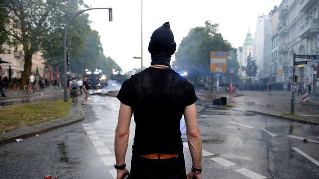 Mit Steinen in den Händen: Ein Demonstrant bei den G20-Krawallen im Hamburger Schanzenviertel.