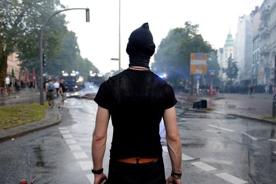 Mit Steinen in den Händen: Ein Demonstrant bei den G20-Krawallen im Hamburger Schanzenviertel.