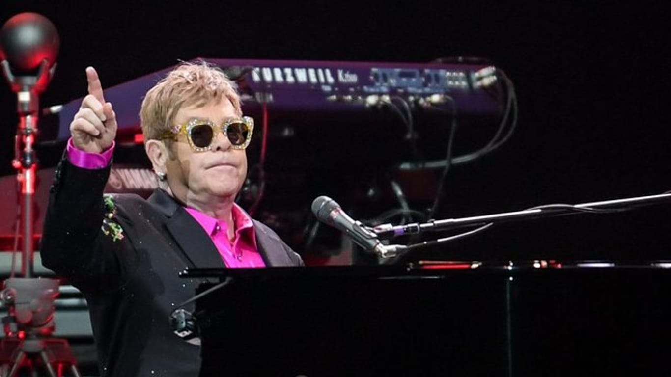 Elton John macht es spannend.