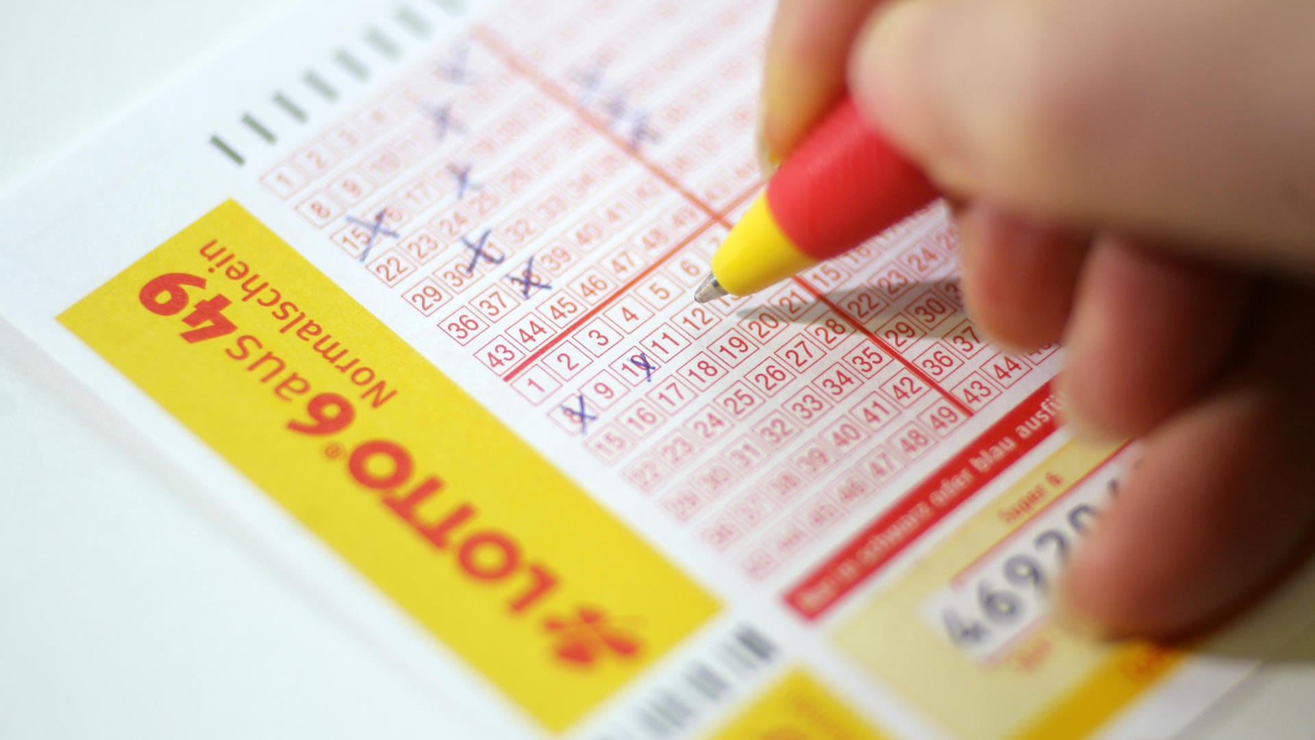 Ein Lotto-Schein wird ausgefüllt: Durch ein versehentlich gesetztes Kreuz wurde eine Rentnerin um 1,9 Millionen Euro reicher. Ein Lotto-Schein wird ausgefüllt: Durch ein versehentlich gesetztes Kreuz wurde eine Rentnerin um 1,9 Millionen Euro reicher.