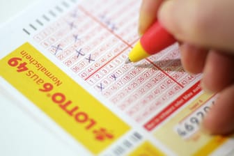 Ein Lotto-Schein wird ausgefüllt: Durch ein versehentlich gesetztes Kreuz wurde eine Rentnerin um 1,9 Millionen Euro reicher.