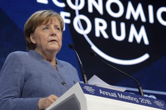 Angela Merkel beim Weltwirtschaftsforum in Davos: Sie hat eindringlich vor einem Rückfall in Nationalismus und Protektionismus gewarnt.