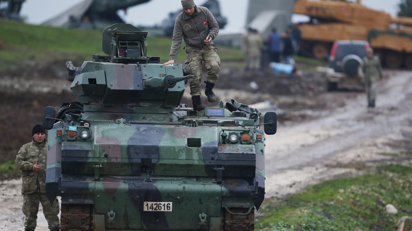 Türkische Soldaten bewachen am 23.01.2018 ein Gebiet nahe der syrischen Grenze mit einem Panzer.
