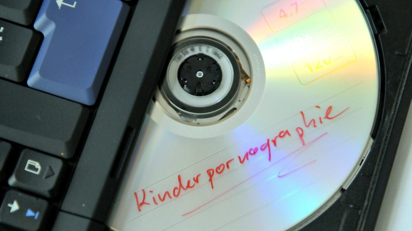 Eine DVD mit der Aufschrift "Kinderpornographie": In einer Kindertagesstätte ist jetzt ein solcher Datenträger gefunden worden.