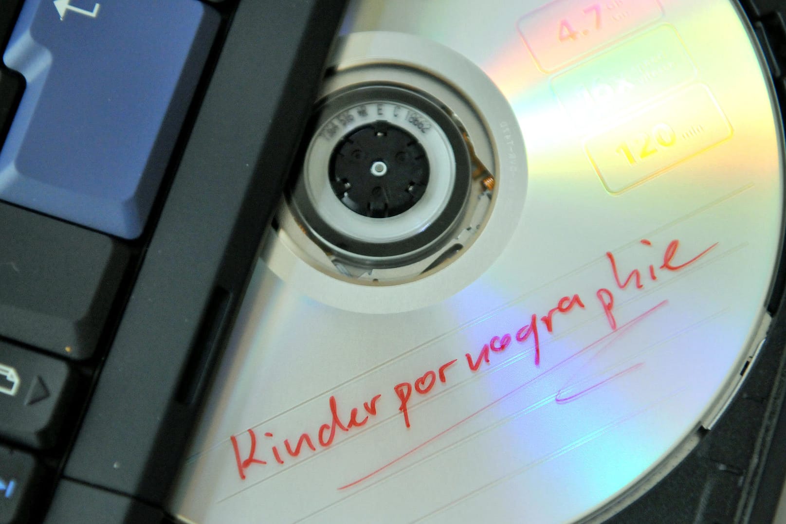 Eine DVD mit der Aufschrift "Kinderpornographie": In einer Kindertagesstätte ist jetzt ein solcher Datenträger gefunden worden.