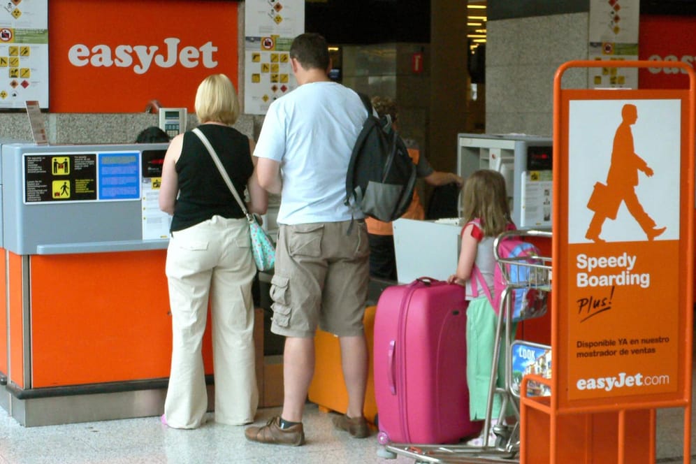 Mehr Gepäck am Flughafen: Die Information, dass der bei Flugbuchung angegebene Gepäckpreis bei Nachbuchungen teurer werden könne, fehlt auf der Internetseite von Easyjet.