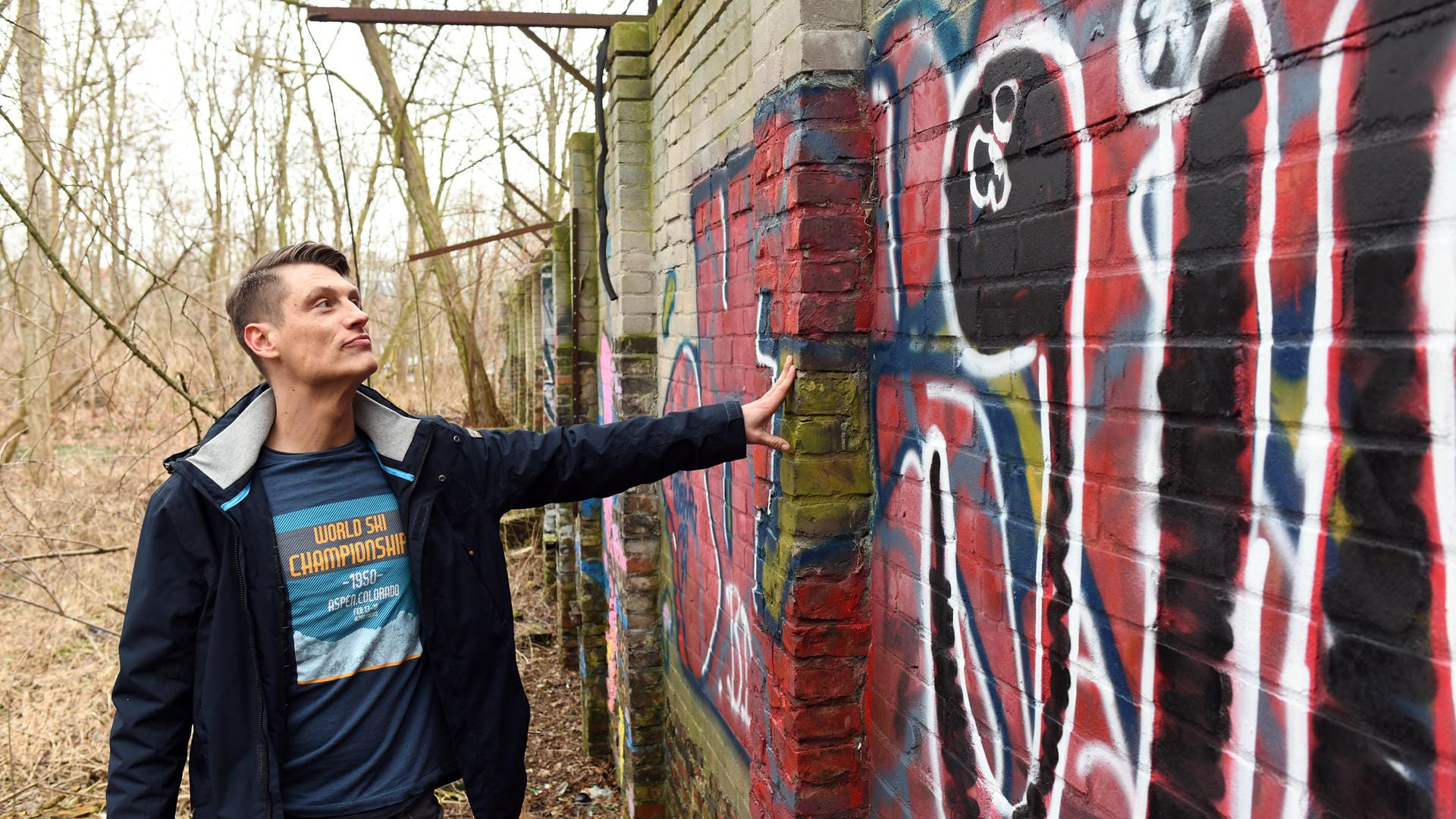 Heimatforscher Christian Bormann vor seinem Fund: Er hat ein etwa 80 Meter langes Stück der Berliner Ur-Mauer in einem Waldstück in Pankow entdeckt.