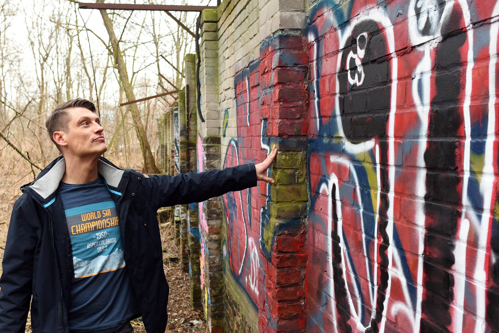 Heimatforscher Christian Bormann vor seinem Fund: Er hat ein etwa 80 Meter langes Stück der Berliner Ur-Mauer in einem Waldstück in Pankow entdeckt.