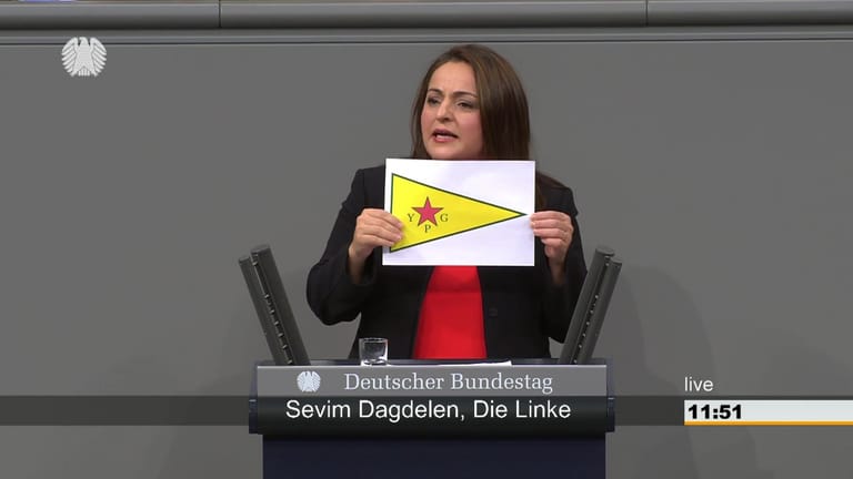 Sevim Dagdelen im Bundestag mit der verbotenen YPG-Fahne.