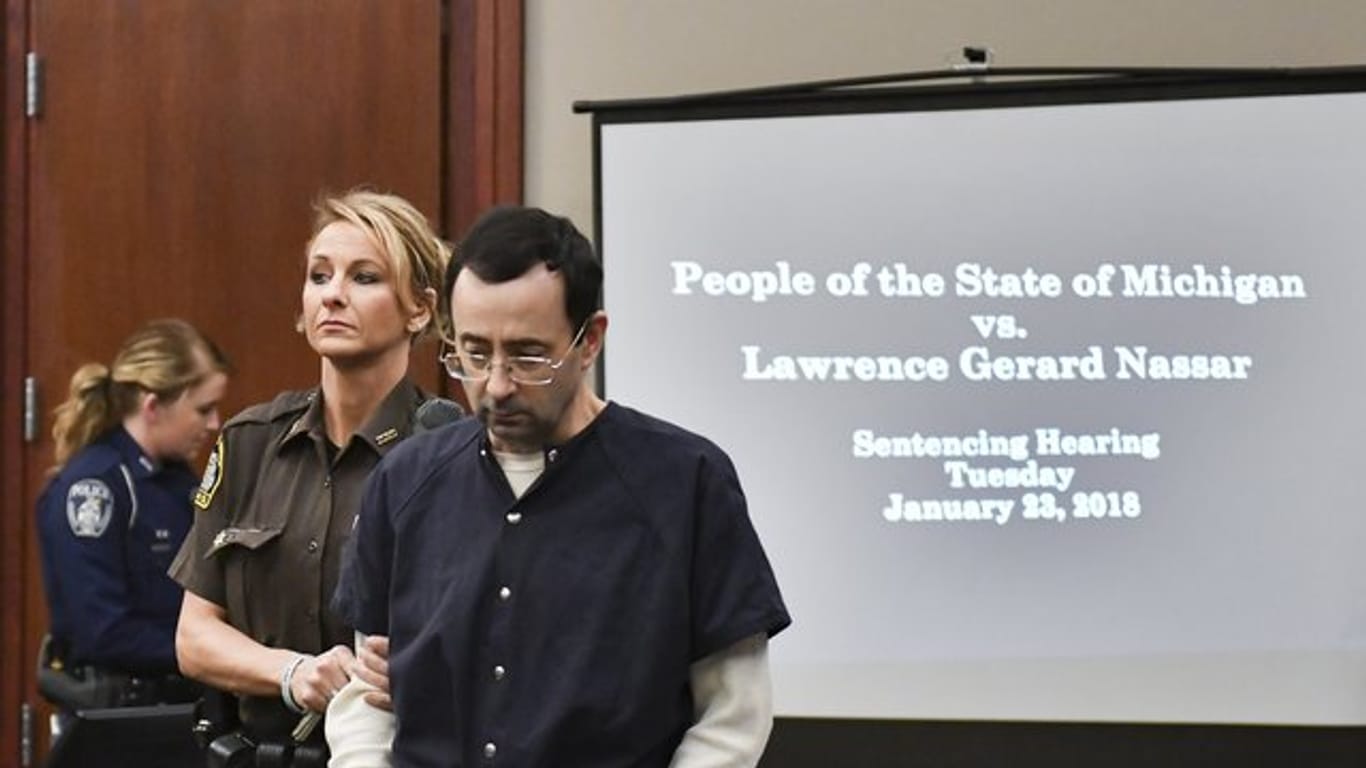 Der ehemalige Teamarzt der US-Turnerinnen Larry Nassar wird in einen Gerichtssaal in Lansing im US-Bundesstaat Michigan gebracht.