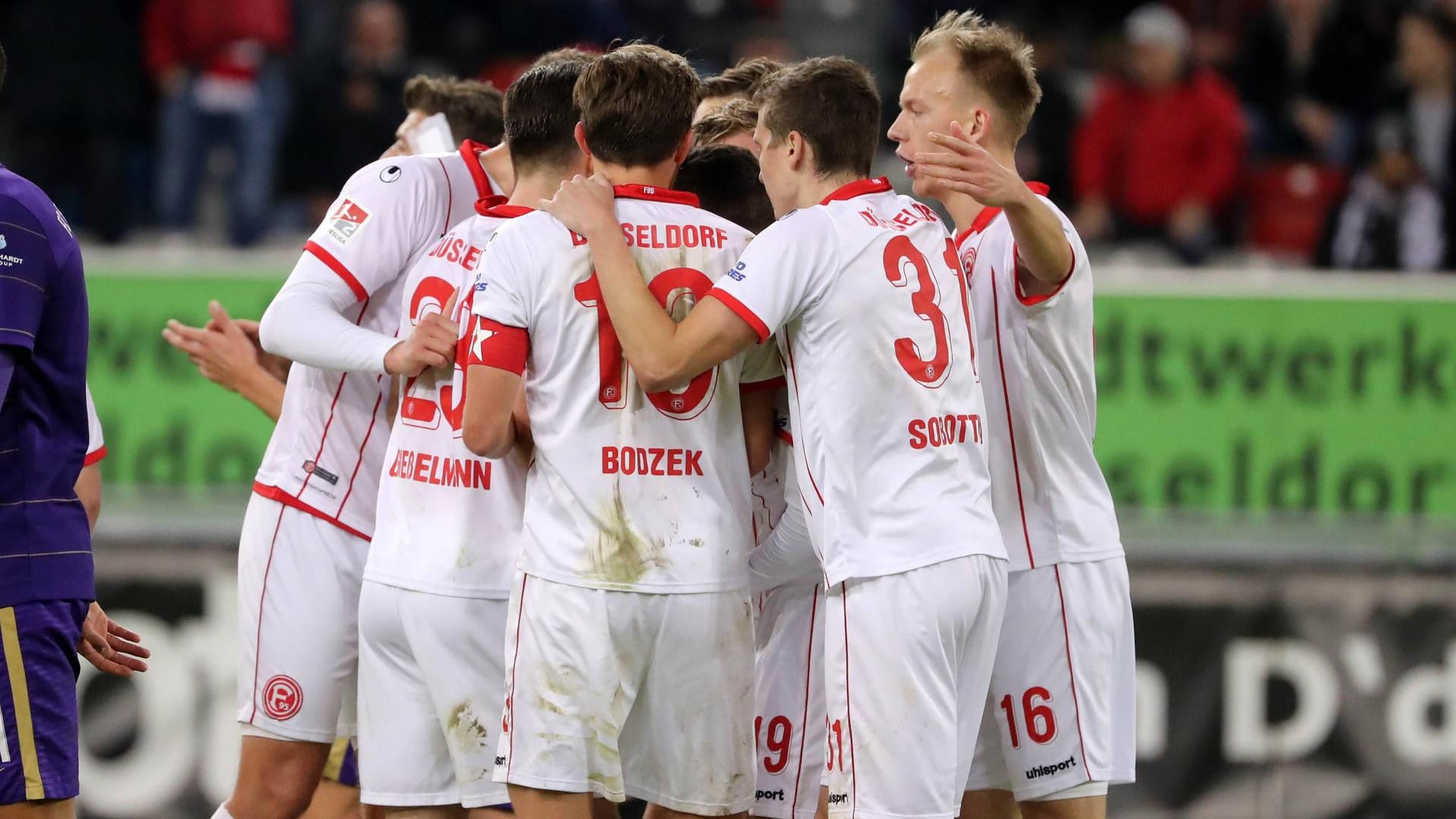 Torjubel: Die Düsseldorfer freuen sich über das Tor zum 2:1-Endstand gegen Aue. Torjubel: Die Düsseldorfer freuen sich über das Tor zum 2:1-Endstand gegen Aue.