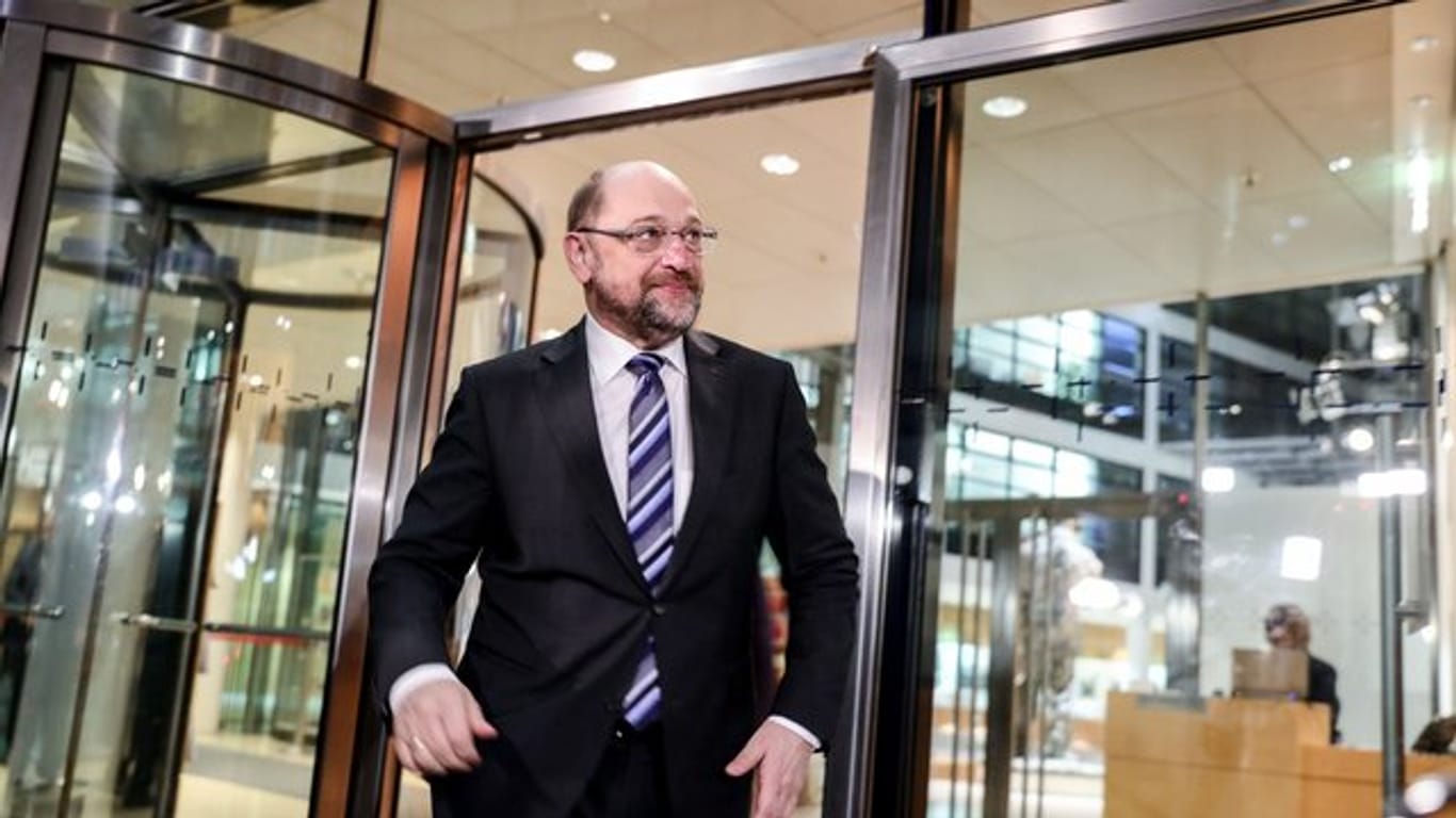 Nach Beratungen mit der Parteispitze verlässt SPD-Chef Schulz das Willy-Brandt-Haus in Berlin.