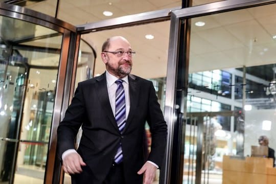 Nach Beratungen mit der Parteispitze verlässt SPD-Chef Schulz das Willy-Brandt-Haus in Berlin.