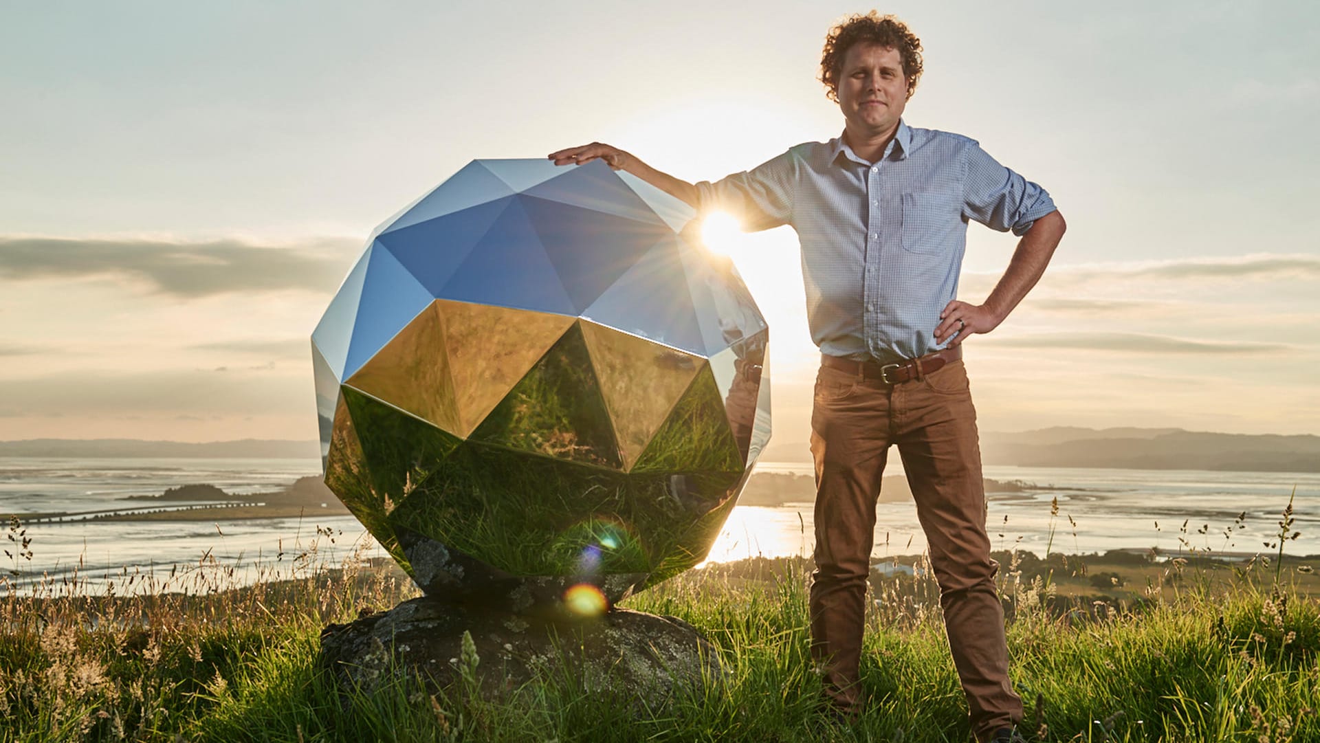 Firmengründer Peter Beck neben dem "Humanity Star": Die überdimensionale Diskokugel wurde nun von dem neuseeländischen Startup Rocket Lab ins All geschossen. Firmengründer Peter Beck neben dem "Humanity Star": Die überdimensionale Diskokugel wurde nun von dem neuseeländischen Startup Rocket Lab ins All geschossen.