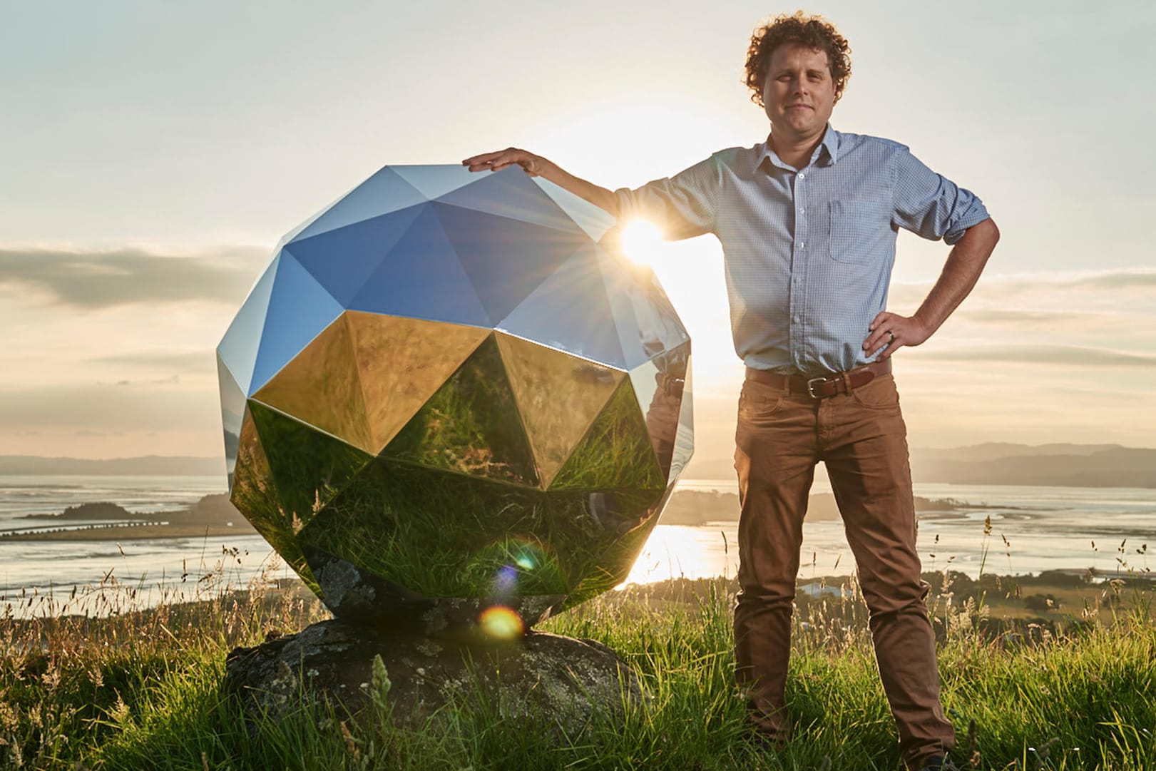Firmengründer Peter Beck neben dem "Humanity Star": Die überdimensionale Diskokugel wurde nun von dem neuseeländischen Startup Rocket Lab ins All geschossen.