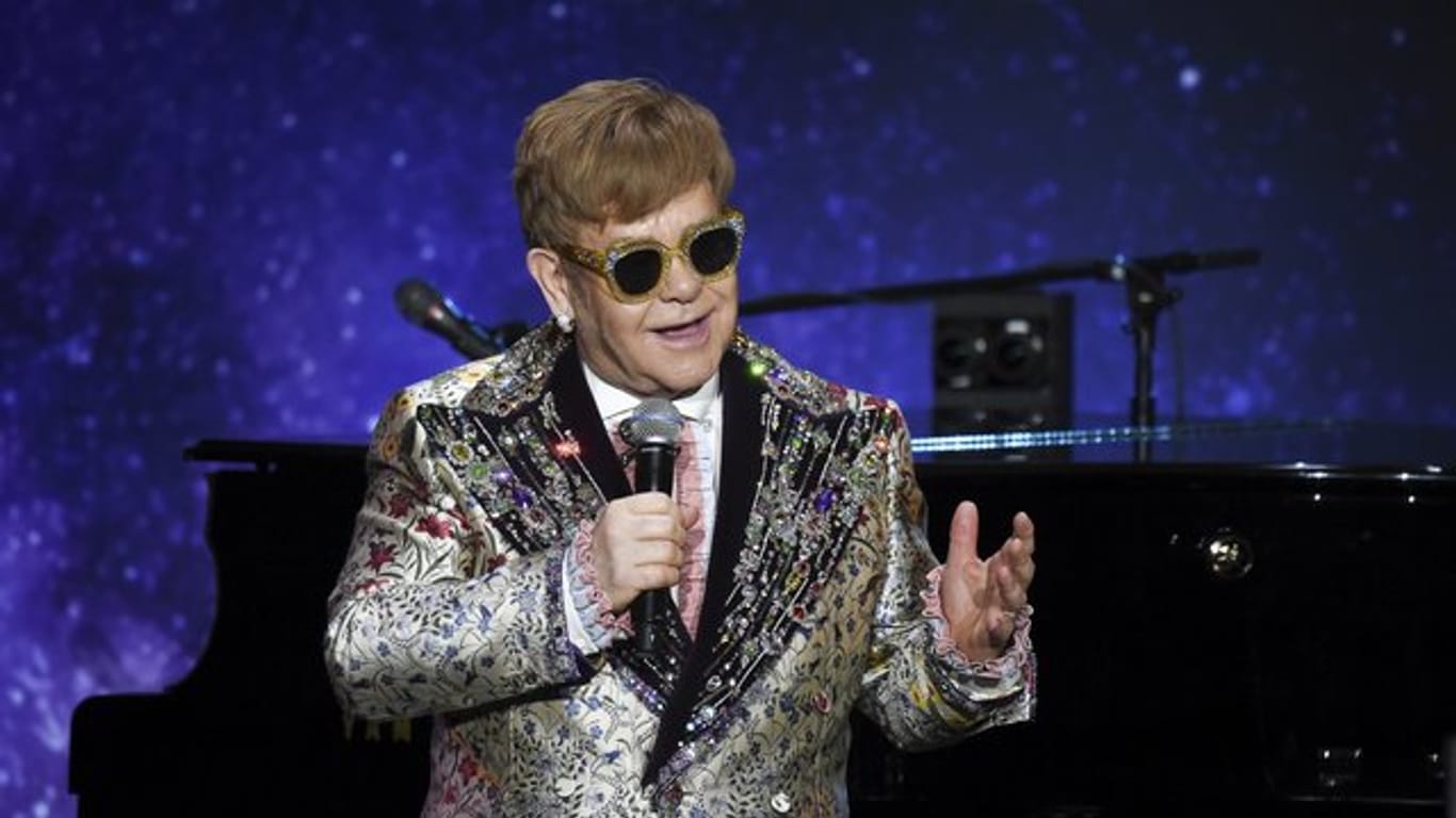Elton John spricht in der Gotham Hall in New York.