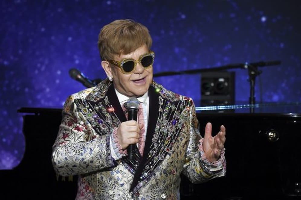 Elton John spricht in der Gotham Hall in New York.