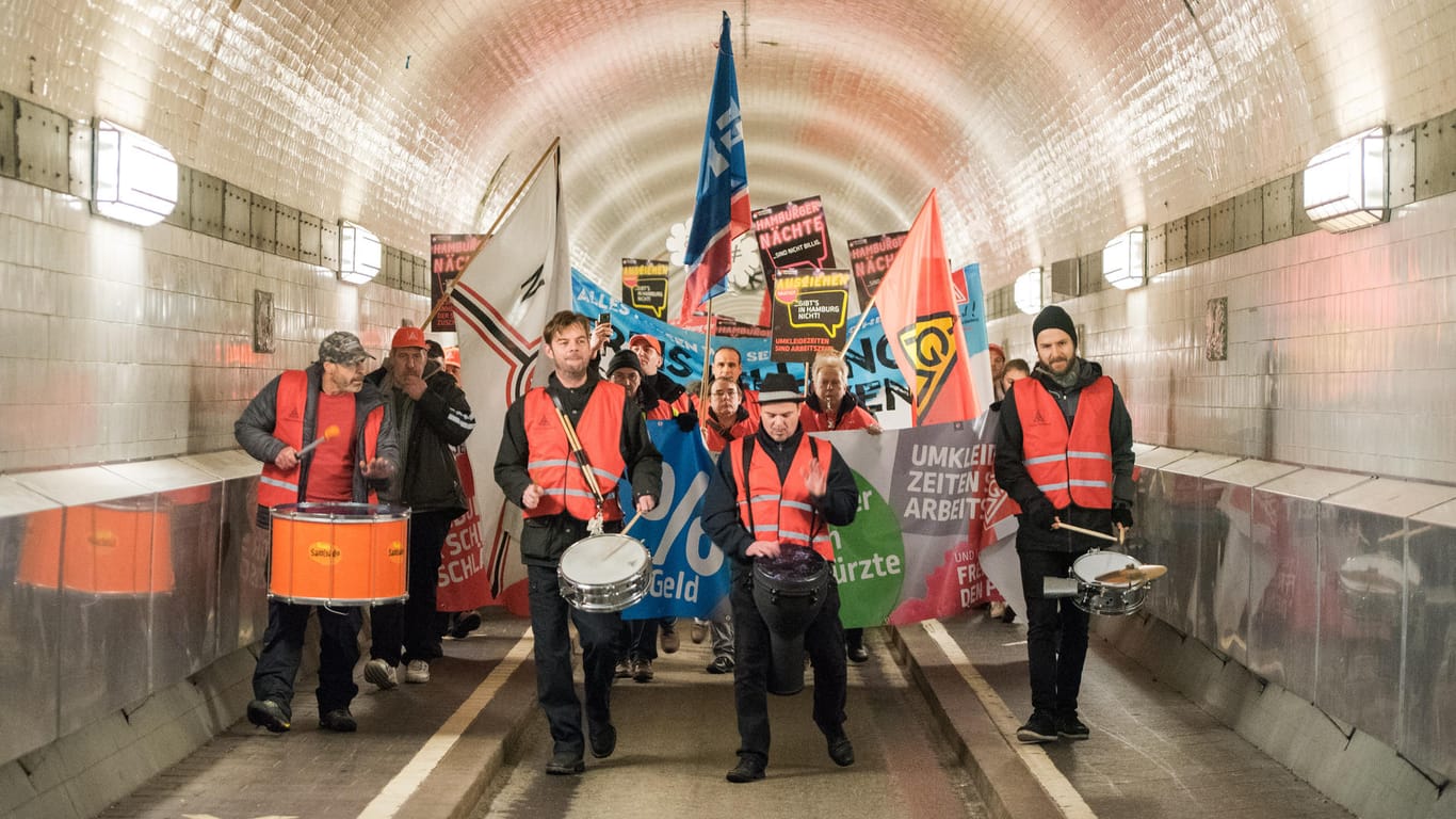 Die IG Metall demonstriert in Hamburg für Tarifziele: Die Tarifparteien in der Metall- und Elektroindustrie sind sich immer noch nicht einig.