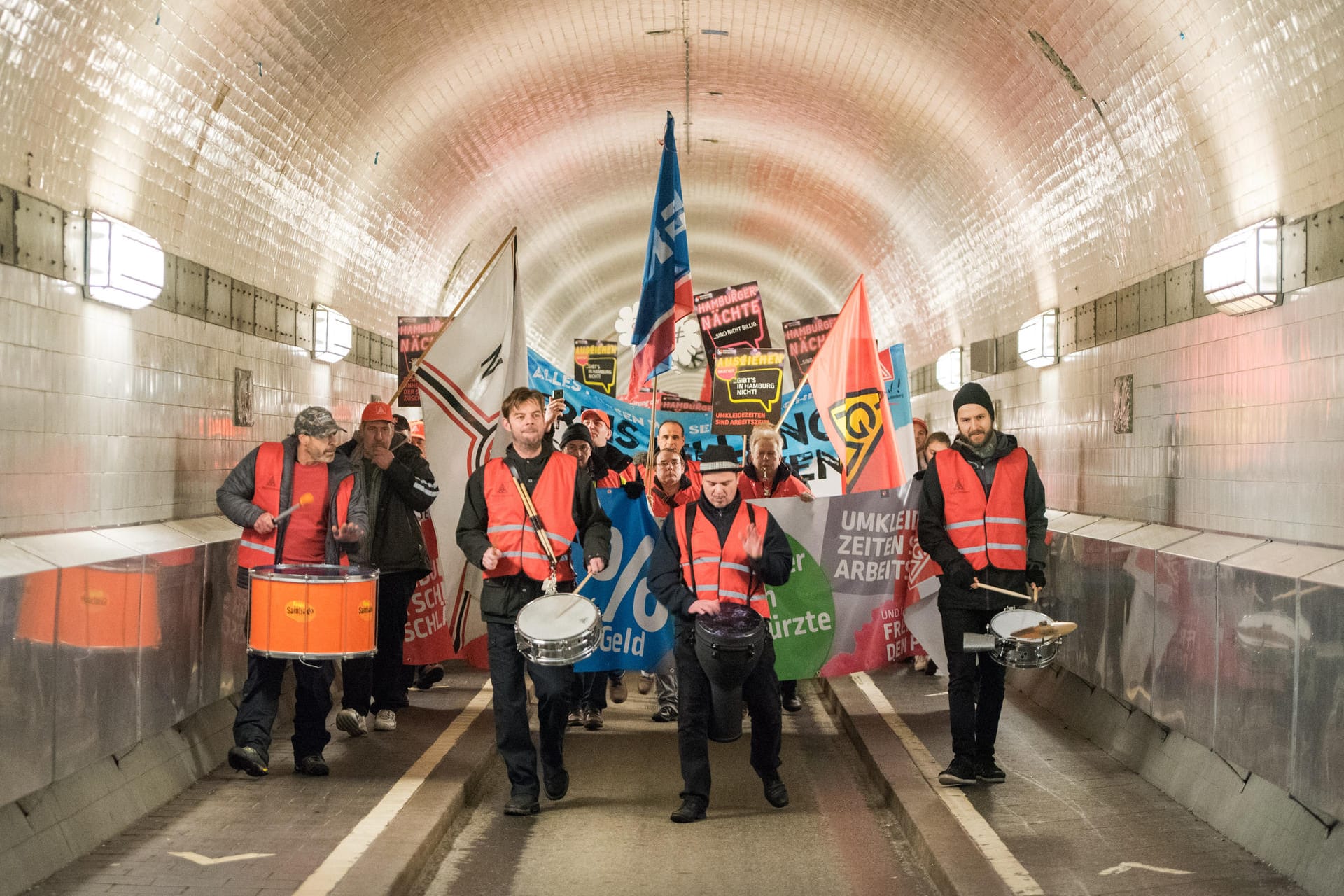 Die IG Metall demonstriert in Hamburg für Tarifziele: Die Tarifparteien in der Metall- und Elektroindustrie sind sich immer noch nicht einig.