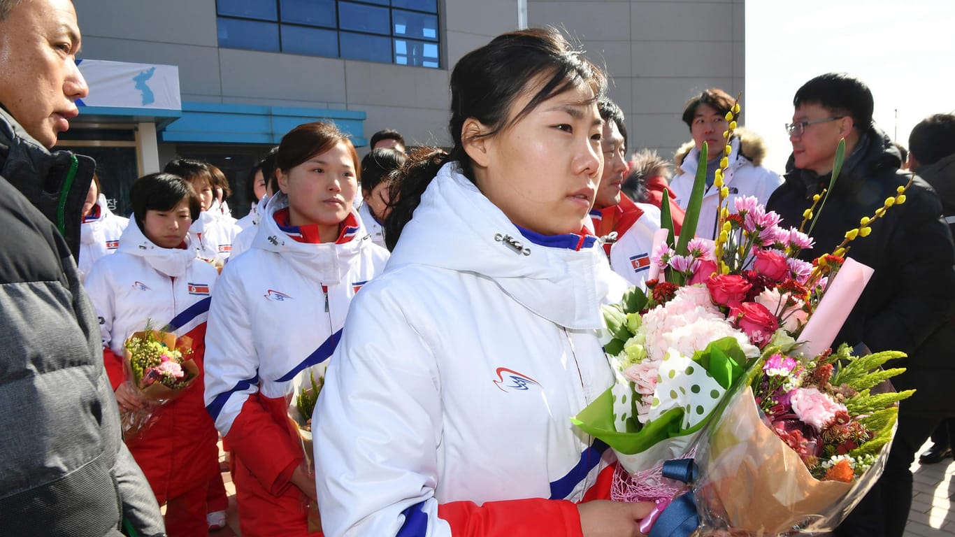 Nordkoreanische Eishockey-Spielerinnen bei ihrer Ankunft in Südkorea: Laut Umfragen sind 70 Prozent der Südkoreaner gegen ein gemeinsames Team mit dem Norden.