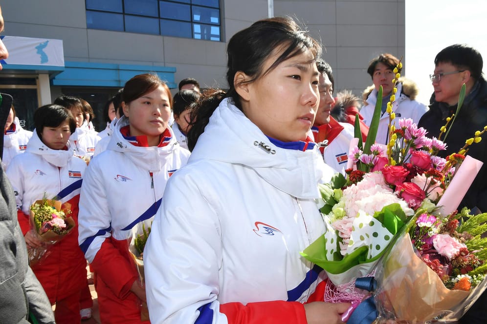 Nordkoreanische Eishockey-Spielerinnen bei ihrer Ankunft in Südkorea: Laut Umfragen sind 70 Prozent der Südkoreaner gegen ein gemeinsames Team mit dem Norden.